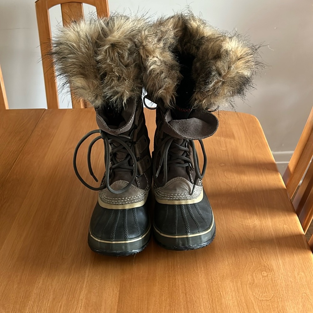 Sorel Women’s Joan of Arctic Boots size 8